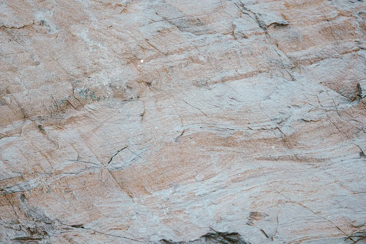Fine diagonal layers in a pale natural stone surface
